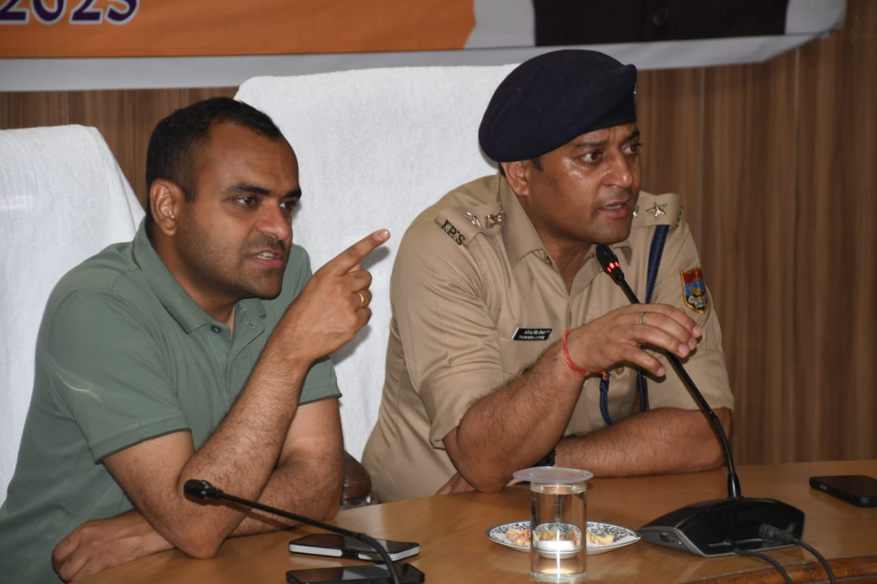 देर शाम सीसीआर भवन में समीक्षा गोष्ठी आयोजित, जिलाधिकारी और एसएसपी ने की अध्यक्षता