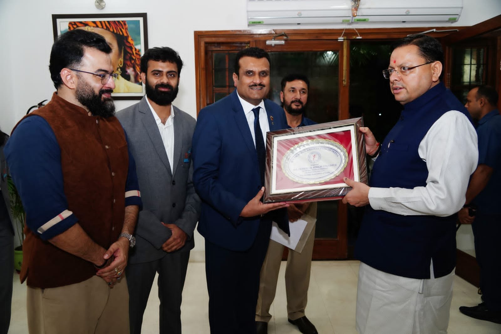 मुख्यमंत्री धामी से मुख्यमंत्री आवास में आइस स्केटिंग एसोसिएशन ऑफ इंडिया के प्रतिनिधिमंडल ने शिष्टाचार भेंट की