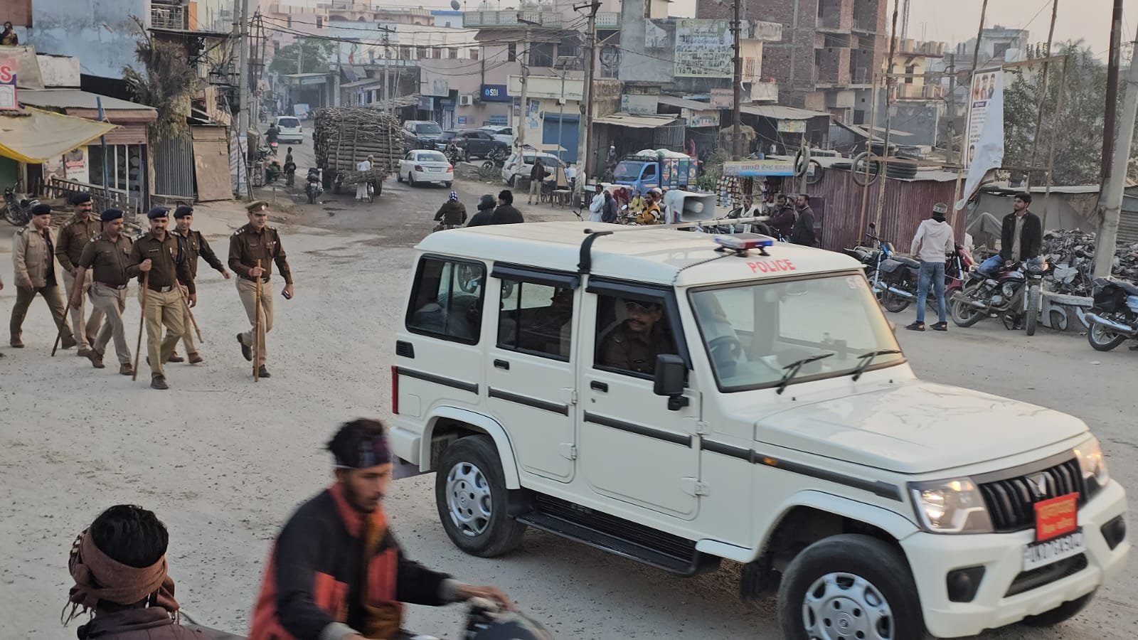 वरिष्ठ पुलिस अधीक्षक हरिद्वार के निर्देश पर पुलिस द्वारा पिरान कलियर क्षेत्र में निकाला फ्लैग मार्च