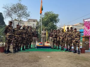 पुलिस अधीक्षक जी0आर0पी0 द्वारा पुलिस लाईन जीआरपी में किया गया ध्वजारोहण