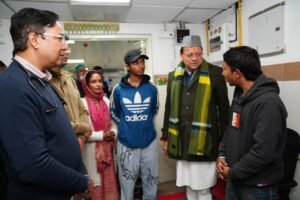 देर रात दून मेडिकल कॉलेज चिकित्सालय पहुंचे मुख्यमंत्री धामी, मरीजों को उपलब्ध कराई जा रही सुविधाओं का किया निरीक्षण
