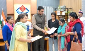 08 वर्षों से लापता पति; 02 दिव्यांग बेटियों सहित 05 बच्चों की जिम्मेदारी तले दबी मीना ठाकुर की पीड़ा हरने आया जिला प्रशासन, सीएसआर फंड से 01 लाख हस्तांतरण