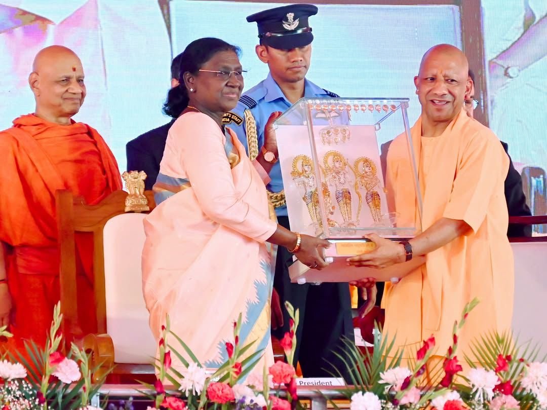 श्रीमती द्रौपदी मुर्मू जी, माननीय राष्ट्रपति के कर कमलों से श्री राम जन्म भूमि मन्दिर के द्वितीय तल पर श्री राम यंत्र की स्थापना