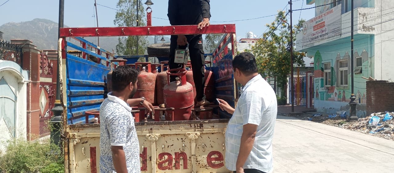 गैस की कालाबाजारी एवं अवैध रिफिलिंग पर जिलाधिकारी सख्त; संलिप्तों पर प्राथमिकी दर्ज