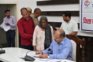 जिलाधिकारी मयूर दीक्षित के निर्देशन में मुख्य विकास अधिकारी की अध्यक्षता में आयोजित किया जन सुनवाई कार्यक्रम