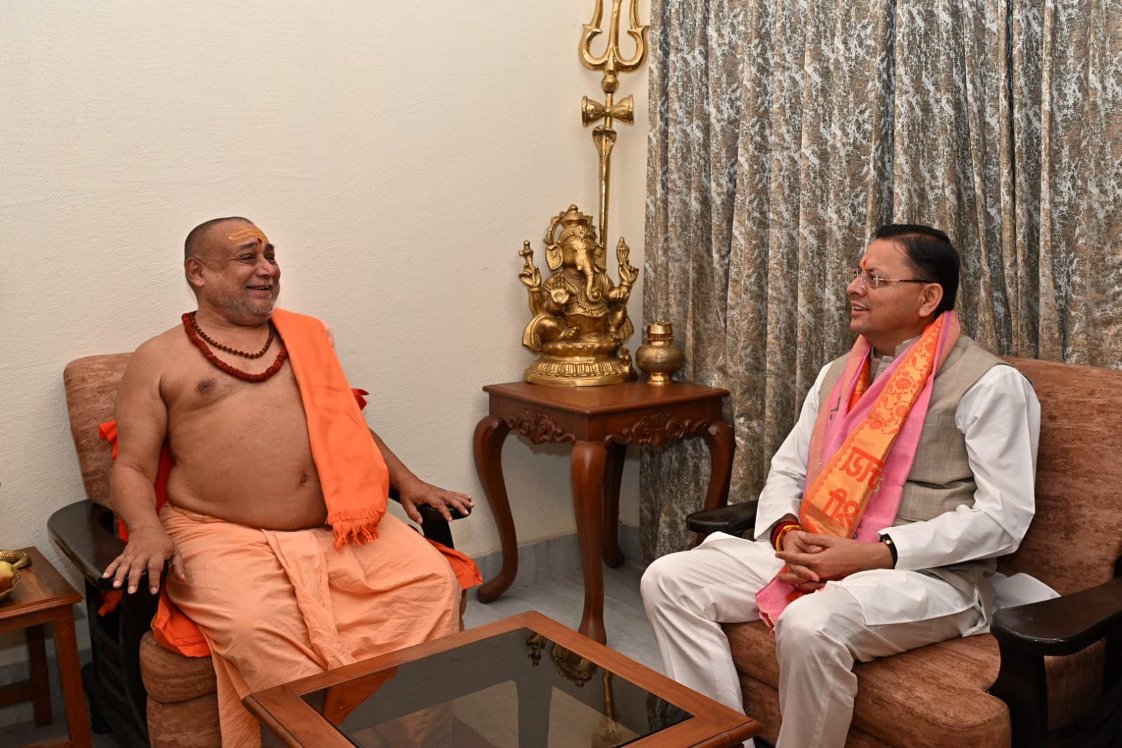 मुख्यमंत्री ने हरिद्वार के कनखल स्थित जगतगुरु आश्रम पहुंचकर जगद्गुरु शंकराचार्य स्वामी राजराजेश्वराश्रम महाराज से भेंट कर उनका आशीर्वाद प्राप्त किया