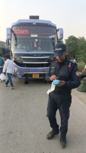 मानक और नियमों को अनदेखा कर रहे चालकों की पुलिस ने लगाई क्लास
