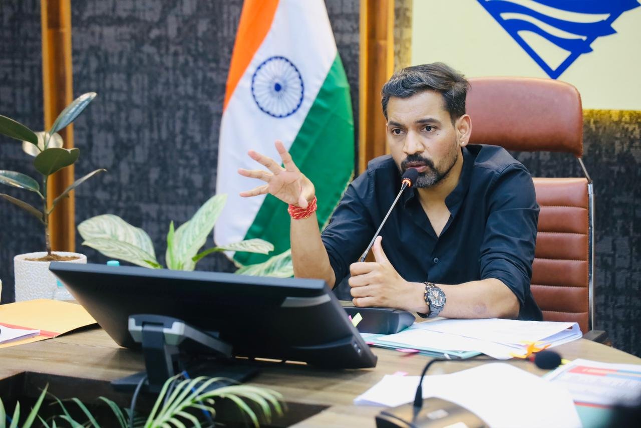 सीएम हेल्पलाइन में लंबित शिकायतों पर डीएम सख्त, डीएम ने विभागों को दी कड़ी हिदायत