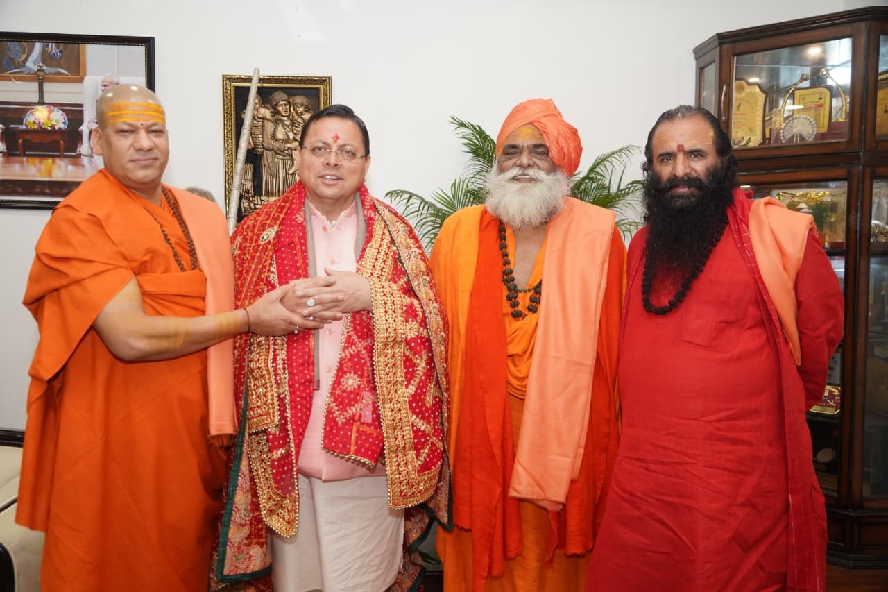 मुख्यमंत्री धामी से अखिल भारतीय अखाड़ा परिषद के अध्यक्ष, राष्ट्रीय महामंत्री ने की शिष्टाचार भेंट
