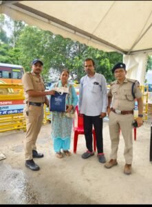 कांवड मेला ड्यूटी में आये का. रवि कुमार (चंपावत) की ईमानदारी से यात्री को मिला खोया बैग