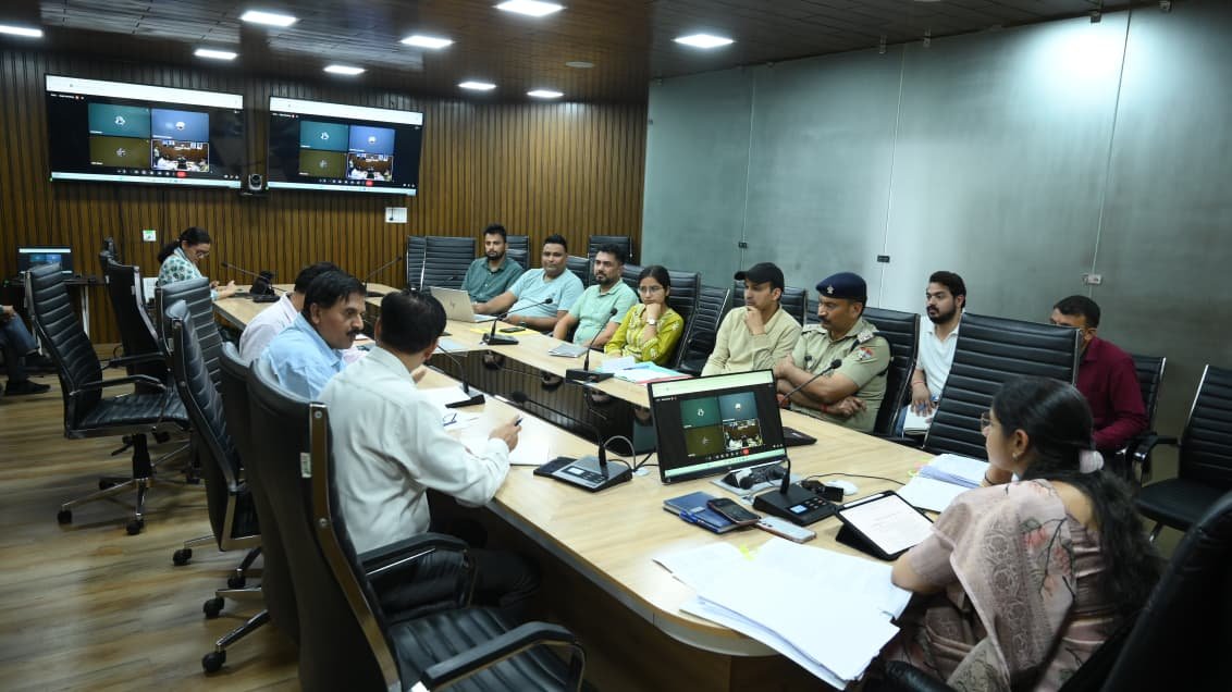 जिलाधिकारी टिहरी ने दूरसंचार सेवाओं की समीक्षा की