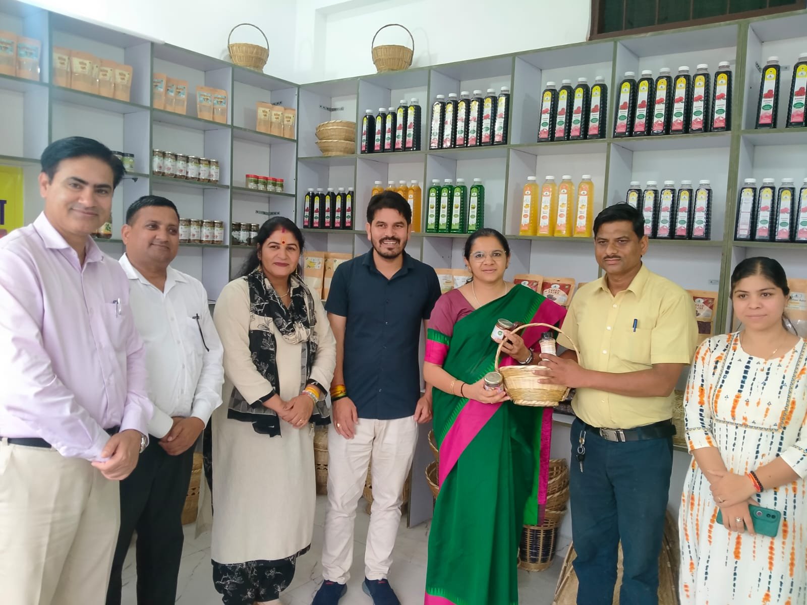 जिलाधिकारी ने धात्री स्वायत्त सहकारिता का किया निरीक्षण, महिला समूहों के कार्यों की सराहना