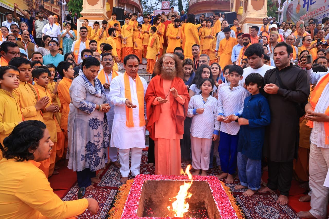 परमार्थ निकेतन दर्शनार्थ पहुँचे उत्तराखंड के स्वास्थ्य एवं चिकित्सा शिक्षा मंत्री डॉ. धन सिंह रावत जी