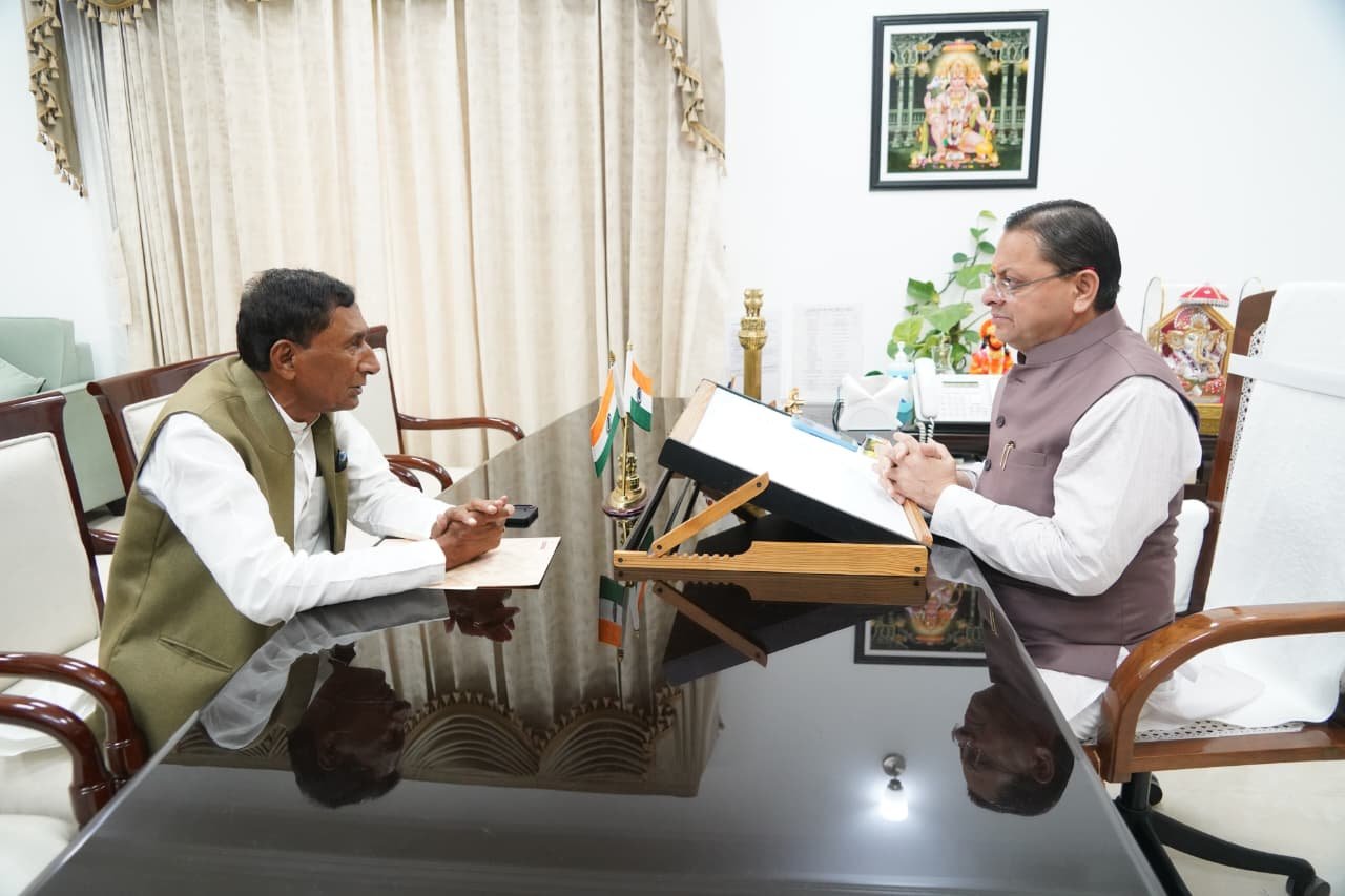 मुख्यमंत्री धामी से विधायक बिशन सिंह चुफाल ने भेंट कर क्षेत्र विकास से जुड़े विषयों पर की चर्चा