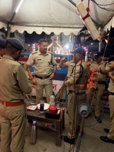 रात्रि ड्यूटी में तैनात पुलिसकर्मियों को रिफ्लेक्टिव टेप जैकेट निभा रही अहम भूमिका