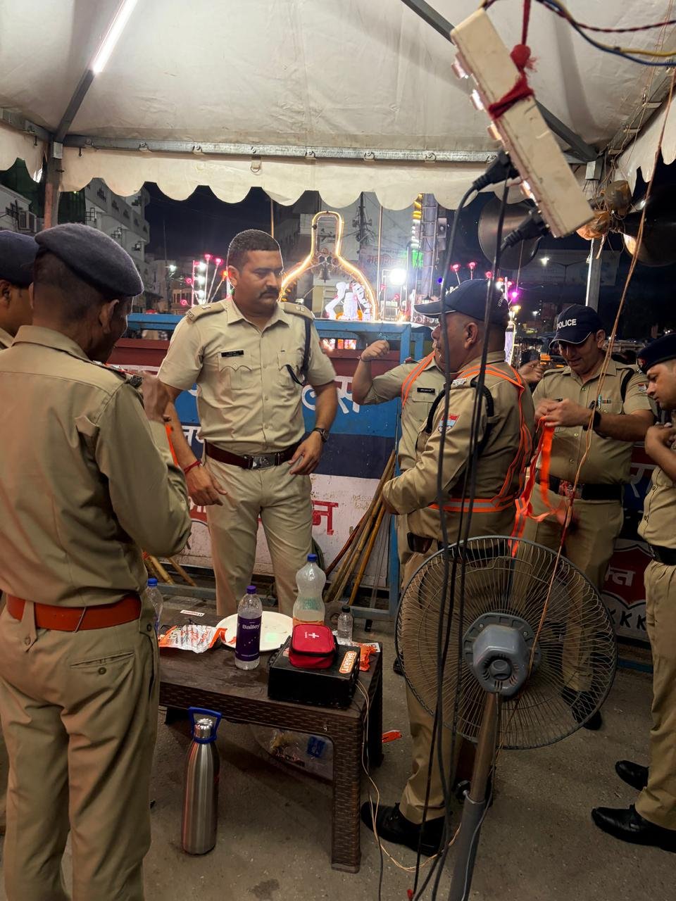 रात्रि ड्यूटी में तैनात पुलिसकर्मियों को रिफ्लेक्टिव टेप जैकेट निभा रही अहम भूमिका