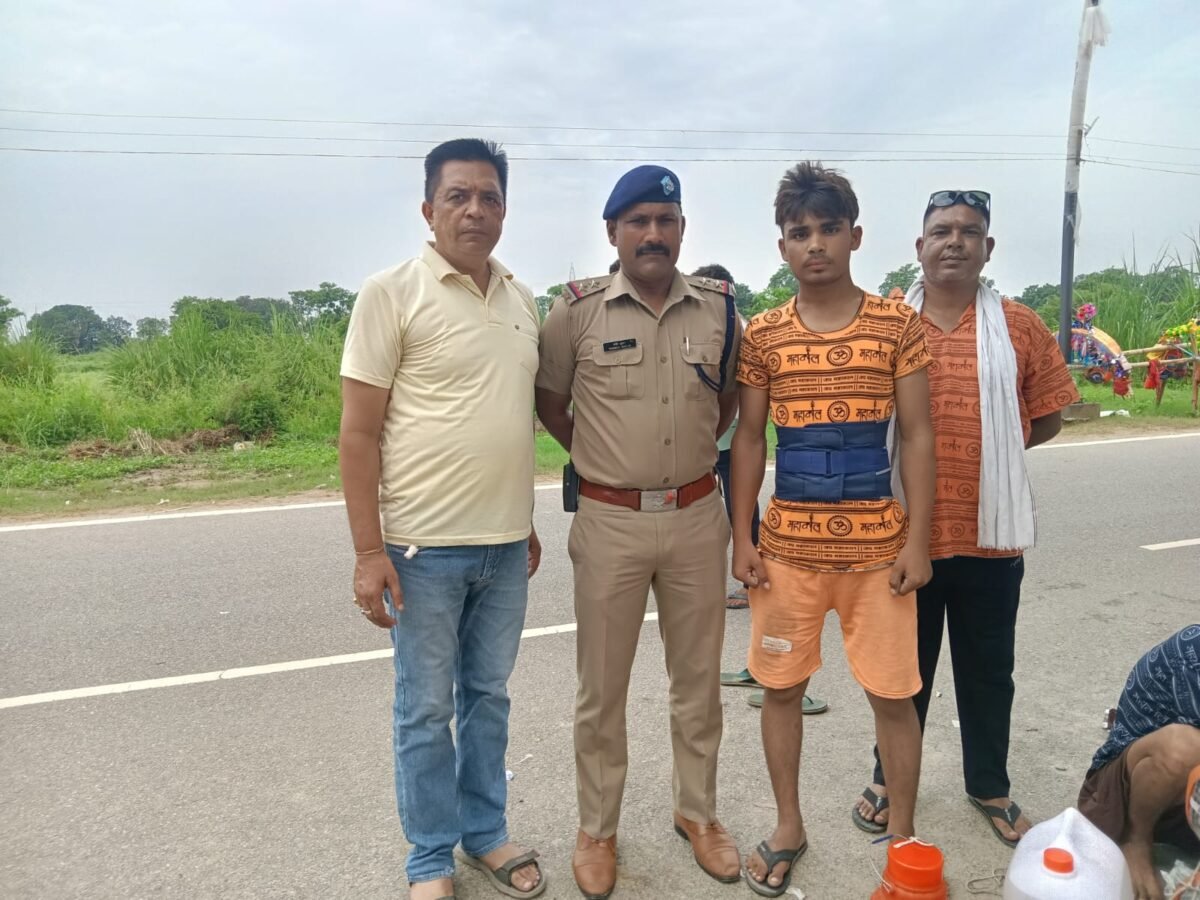 भोले का जल खंडित होने पर पुलिस द्वारा तत्काल मौके पर शांति व्यवस्था बनाते हुए भोले को हर की पैड़ी से जल उपलब्ध कराकर किया गंतव्य के लिए रवाना