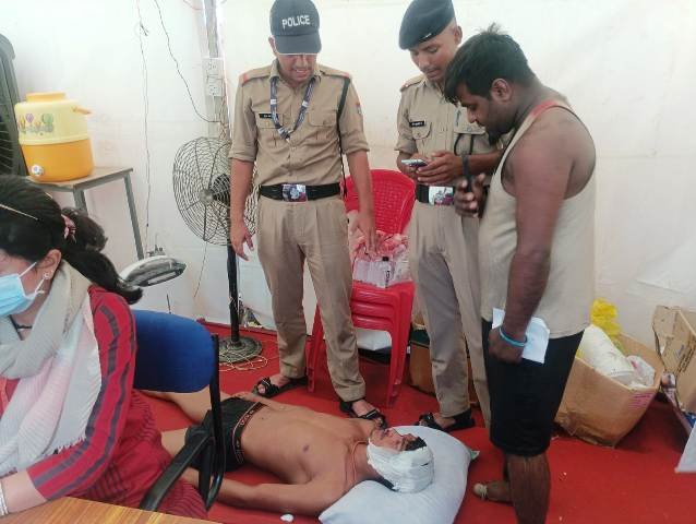 पुलिस आरक्षी ने क्विक रिस्पांस देते हुए घायल को प्राथमिक चिकित्सा उपचार केंद्र पर पहुँचाकर दिलवाया उपचार