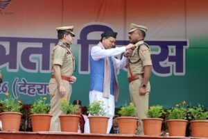 मुख्यमंत्री उत्तराखंड द्वारा किया गया एसएसपी हरिद्वार एवं पुलिस अधीक्षक नगर को मेडल अलंकृत