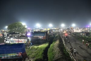 कांवड़ यात्रियों के स्वागत के लिए नारसन बॉर्डर प्रवेश द्वार से राष्ट्रीय राजमार्ग पर लगाई गई रंगीन एलईडी लाइटें