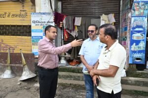 क्षतिग्रस्त सड़कों को गड्ढामुक्त करने के लिए त्वरित गति से किए जा रहे हैं मरम्मत कार्य