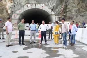 जिलाधिकारी विशाल मिश्रा ने बद्रीनाथ राष्ट्रीय राजमार्ग को केदारनाथ राष्ट्रीय राजमार्ग से जोड़ने वाले निर्माणाधीन पुल का किया निरीक्षण