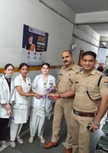 मेला अस्पताल में कार्यरत नर्सिंग स्टाफ से कोतवाली नगर हरिद्वार में नियुक्त पुलिस कर्मियों द्वारा रक्षा बंधन के पावन अवसर पर सप्रेम रक्षासूत्र ग्रहण किया गया