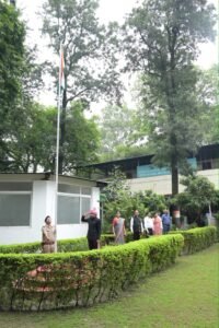 स्वतंत्रता दिवस पर जिलाधिकारी डॉ0 आशीष चौहान ने कलेक्ट्रेट परिसर में किया ध्वजारोहण