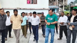 अपर जिलाधिकारी ने सैंजी गांव का भ्रमण कर सुनी ग्रामीणों की समस्याएं, निस्तारण के दिए निर्देश