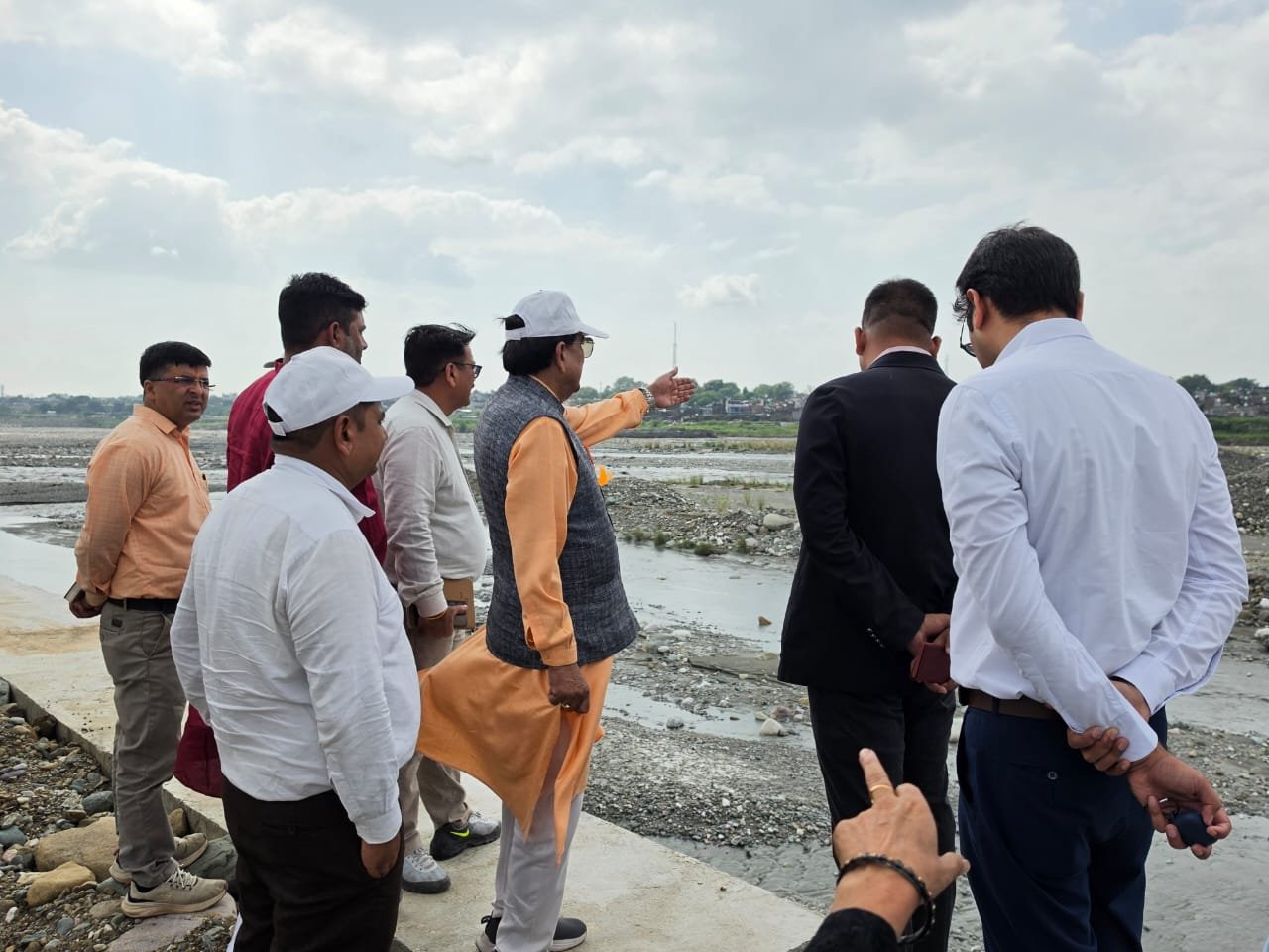 गौलापार स्पोर्ट्स कॉम्प्लेक्स के सुरक्षा कार्यों का सांसद अजय भट्ट ने किया निरीक्षण