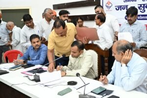 जनपद वासियों की समस्याओं को त्वरित निस्तारण के उदेश्य से जिलाधिकारी मयूर दीक्षित की अध्यक्षता में प्रत्येक सोमवार को आयोजित किया जा रहा है जन सुनवाई कार्यक्रम
