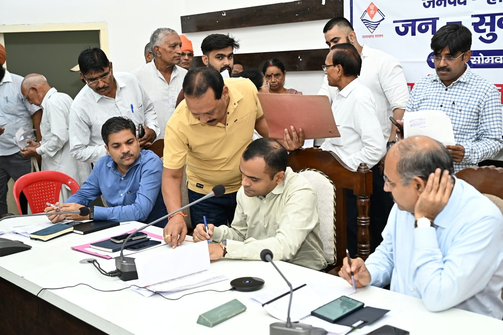 जनपद वासियों की समस्याओं को त्वरित निस्तारण के उदेश्य से जिलाधिकारी मयूर दीक्षित की अध्यक्षता में प्रत्येक सोमवार को आयोजित किया जा रहा है जन सुनवाई कार्यक्रम