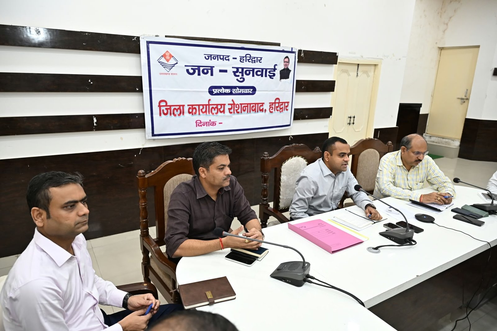 जिलाधिकारी ने जनपद में संचालित विभिन्न योजनाओं की समीक्षा की