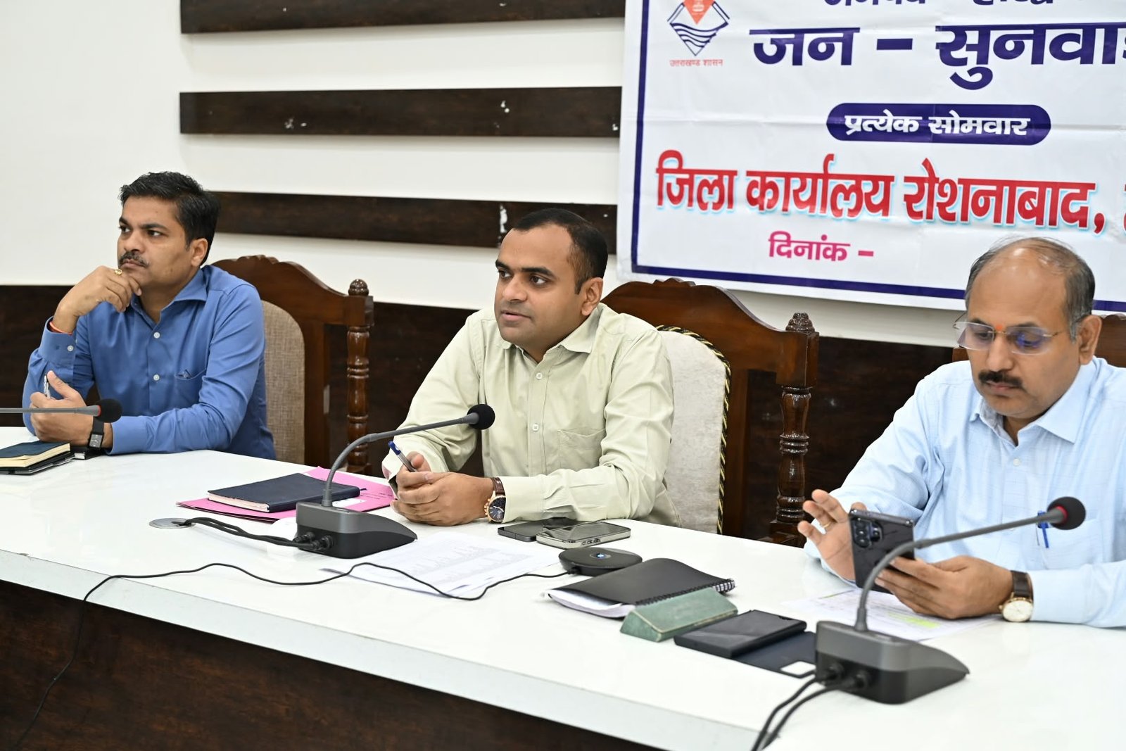 जिलाधिकारी ने जनपद में संचालित विभिन्न योजनाओं की समीक्षा बैठक