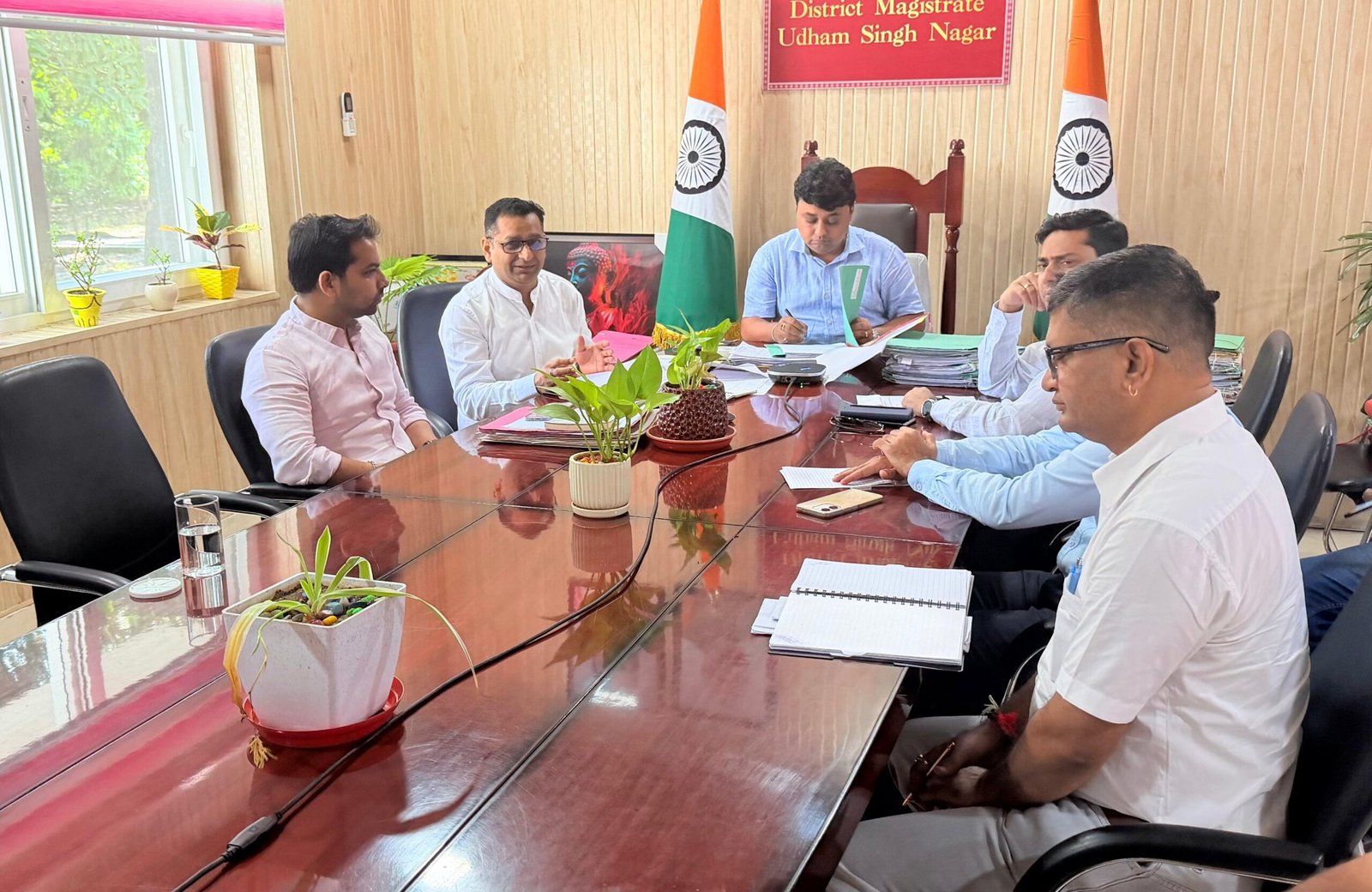 जिलाधिकारी ने ली वर्चुअल मासिक समीक्षा बैठक, लापरवाह अधिकारियों का स्पष्टीकरण तलब