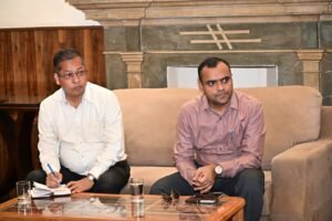 जिलाधिकारी मयूर दीक्षित ने जनपद की सड़कों को गड्ढा मुक्त करने, यातायात व्यवस्था सुदृढ़ करने एवं सीवरेज निर्माण कार्य, पेयजल लाइनों के मरम्मत कार्य एवं अतिक्रमण हटाने के दिए निर्देश