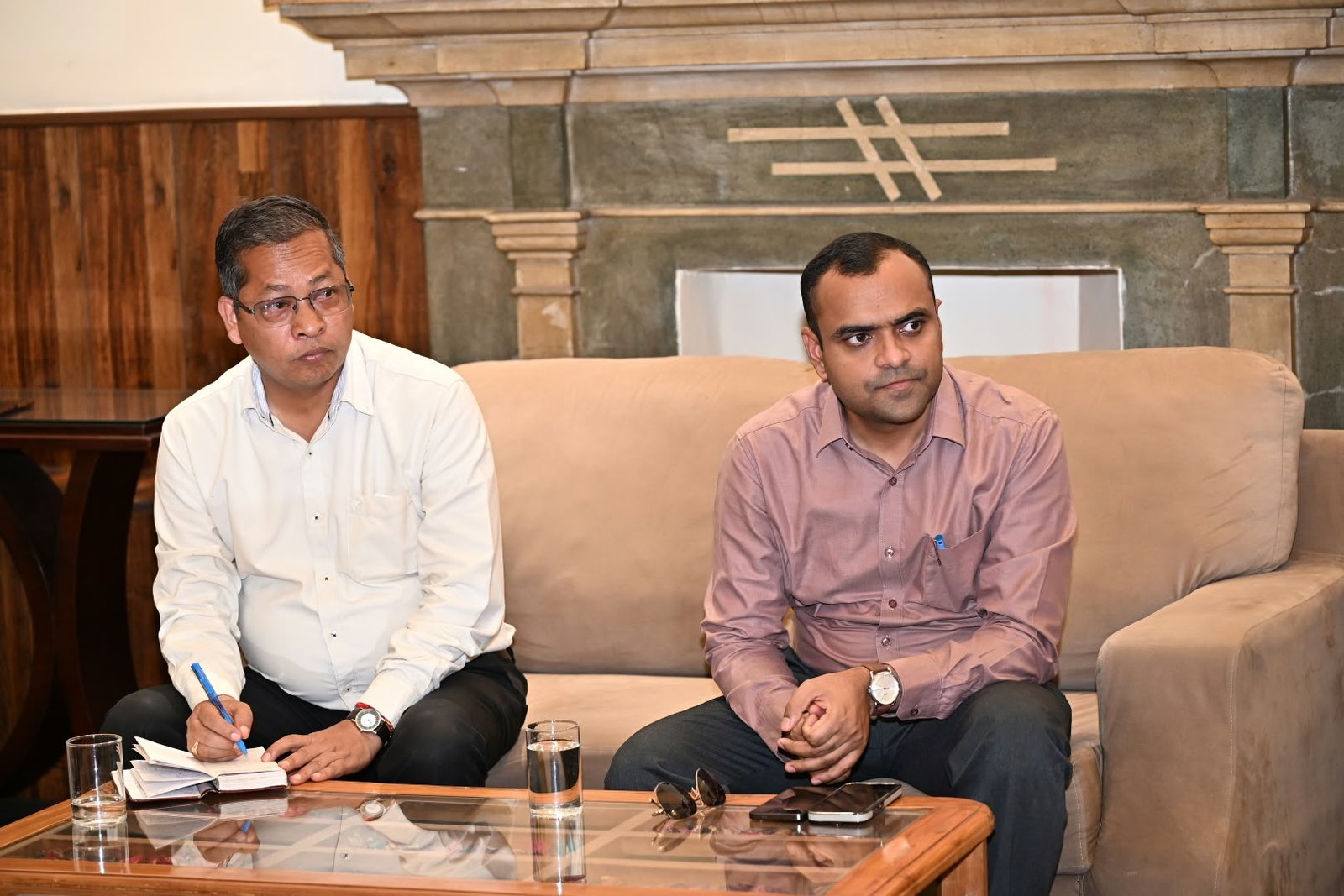 जिलाधिकारी मयूर दीक्षित ने जनपद की सड़कों को गड्ढा मुक्त करने, यातायात व्यवस्था सुदृढ़ करने एवं सीवरेज निर्माण कार्य, पेयजल लाइनों के मरम्मत कार्य एवं अतिक्रमण हटाने के दिए निर्देश