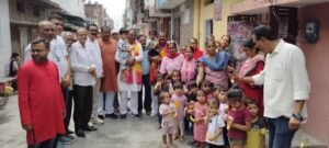धामी के जन्मदिन पर मंदिर में हवन-पूजन, आंगनबाड़ी केंद्रों पर बच्चों को बांटे फल