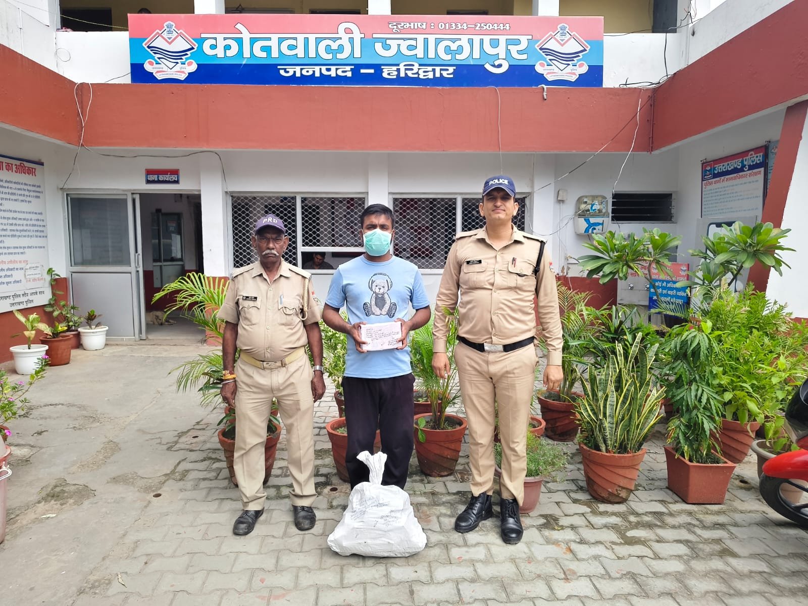 नशा तस्करों के विरुद्ध हरिद्वार पुलिस की कार्रवाई