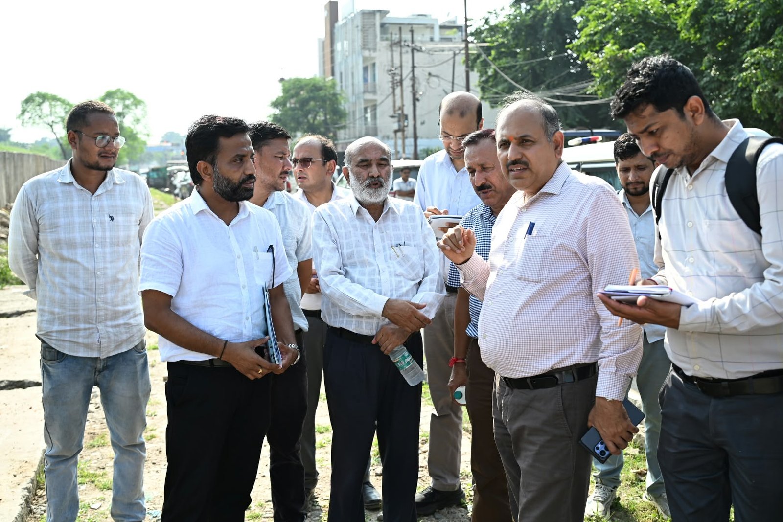 भगत सिंह चौक एवं ऋषिकुल क्षेत्र के आस-पास निर्माणधीन फुटपाथ का तकनीकी निरीक्षण, निर्माणाधीन फुटपाथ से संबंधित कार्य विवरण का बोर्ड तत्काल लगाने के निर्देश