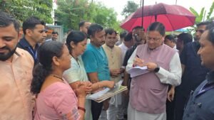 मुख्यमंत्री ने लोहियाहैड हैलीपैड एवं अपने निजी आवास में सुनीं,जनसमस्याएं अधिकारियों को दिए त्वरित समाधान के निर्देश