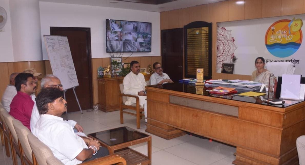 राष्ट्रीय धर्मशाला सुरक्षा समिति ने मेलाधिकारी से की भेंट, कुंभ की तैयारियों पर किया विचार-विमर्श