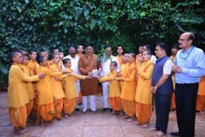 विभाग-संबंधित संसदीय स्थायी समिति के माननीय अध्यक्ष एवं सदस्यों का परमार्थ निकेतन में गरिमामय आगमन