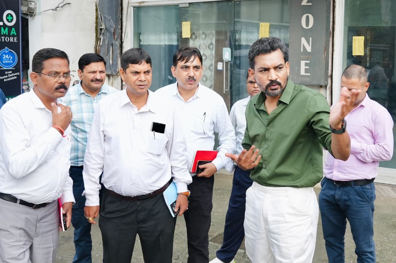 सीएम हेल्पलाइन की फोर्स क्लोज शिकायत की डीएम ने मौके पर पहुंचकर जांची हकीकत