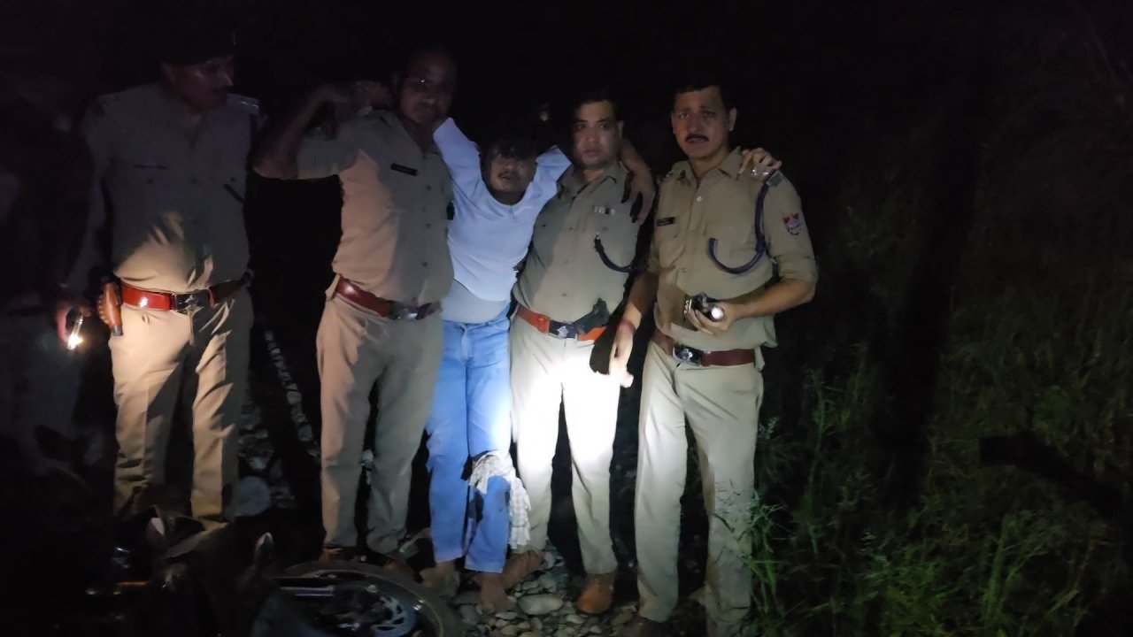 कोतवाली नगर पुलिस एवं बदमाश के बीच औद्योगिक क्षेत्र में हुई मुठभेड़ में गिरफ्तार अभियुक्त, एक बदमाश फरार