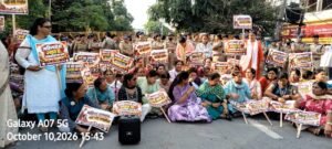 कांग्रेस के दोहरे चरित्र और महिला/छात्र विरोधी नीति के खिलाफ सड़कों पर उतरीं भाजपा कार्यकर्ताएँ
