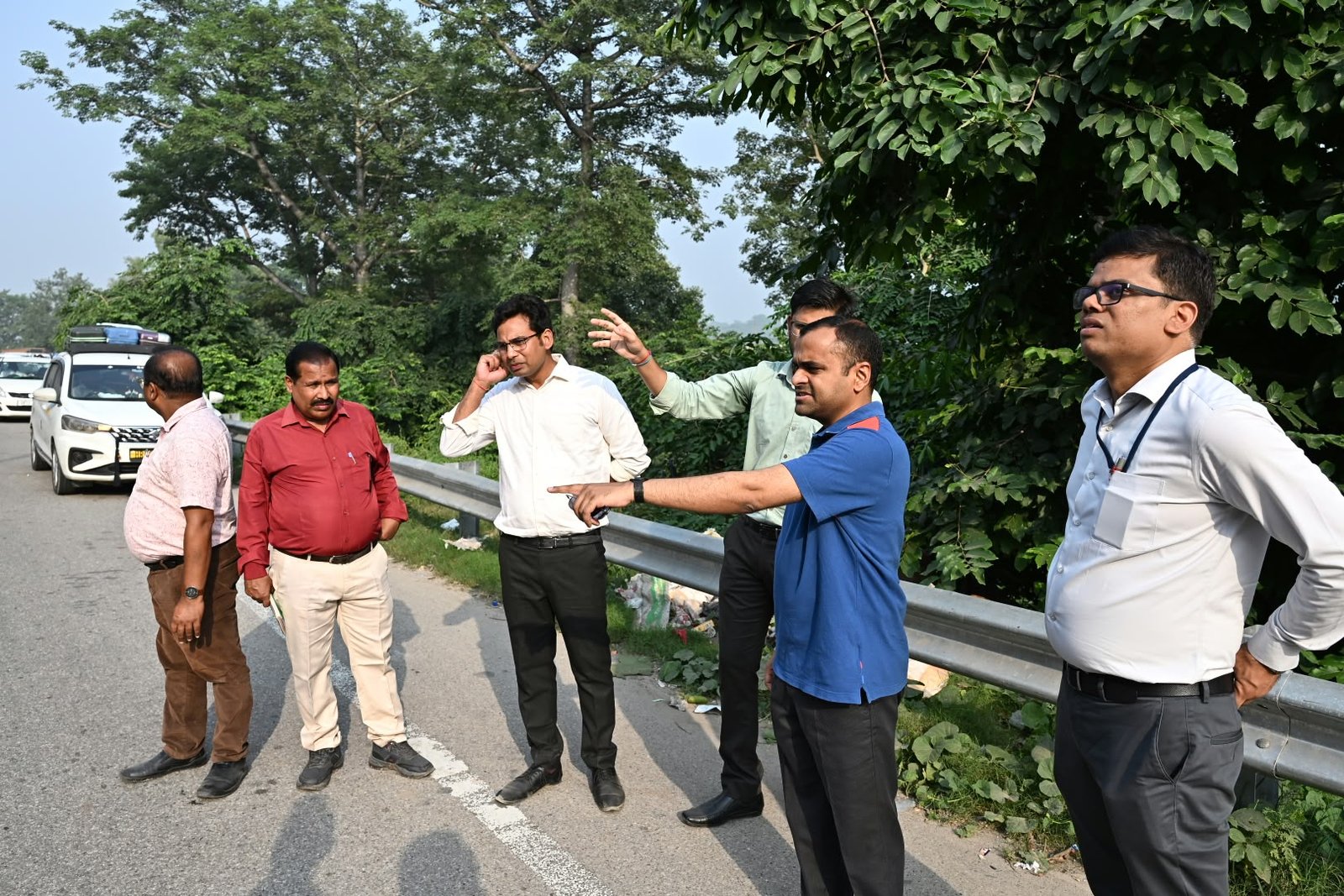 जनपद की सड़कों को समय सीमा के भीतर गड्ढामुक्त करने के लिए स्वयं धरातल पर उतरे जिलाधिकारी मयूर दीक्षित