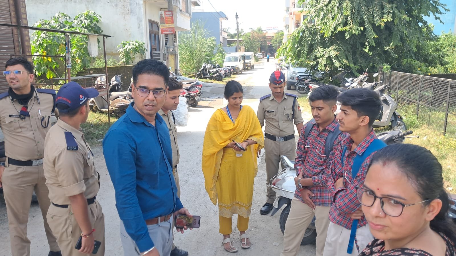 जिलाधिकारी के निर्देश पर नाबालिग विद्यार्थियों द्वारा वाहन संचालन के विरुद्ध अभियान, 20 स्कूटी/मोटरसाइकिल सीज