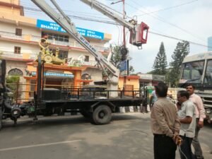 जिलाधिकारी के निर्देशों के अनुपालन में विद्युत पोलों पर विभिन्न कंपनियों द्वारा लगाए गए तारों को हटाने का कार्य शुरू