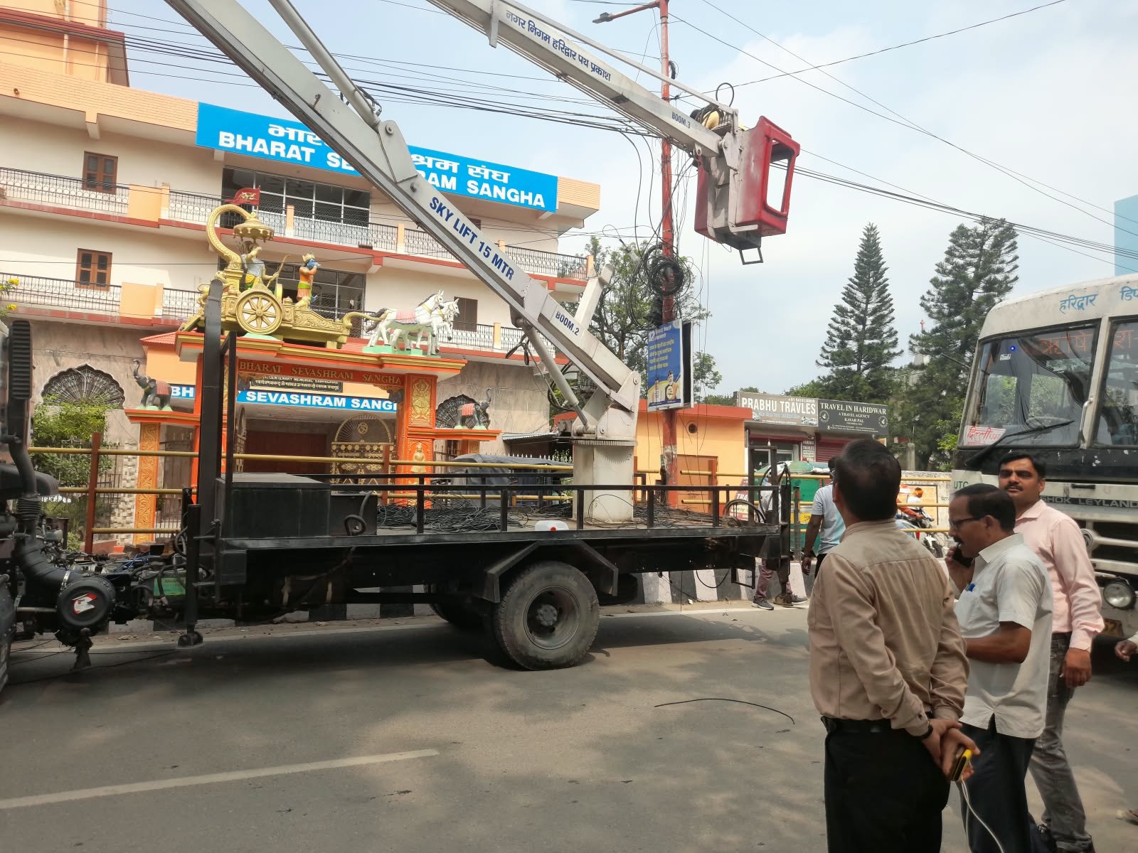 जिलाधिकारी के निर्देशों के अनुपालन में विद्युत पोलों पर विभिन्न कंपनियों द्वारा लगाए गए तारों को हटाने का कार्य शुरू